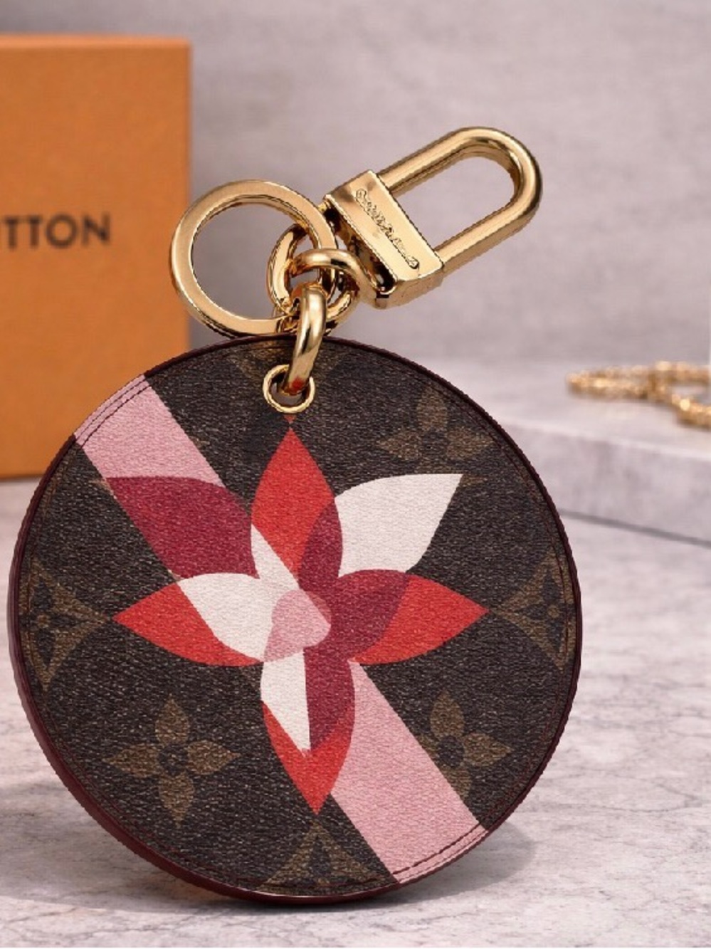 Louis Vuitton Illustre Multi V charm